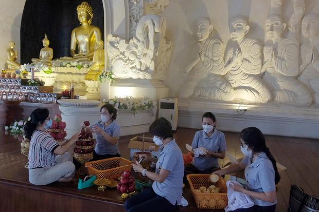 Umat Buddha menyusun buah-buahan untuk persembahyangan saat persiapan Hari Raya Tri Suci Waisak 2565 Tahun Buddhis/2021 di Vihara Buddha Sakyamuni, Denpasar, Bali, Selasa (25/5/2021). Jelang ibadah Puja Bhakti Hari Raya Tri Suci Waisak di vihara tersebut 