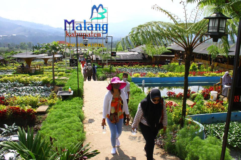 Wisatawan berekreasi di Desa Pujon Kidul, Malang, Jawa Timur, yang merupakan desa wisata Malang.