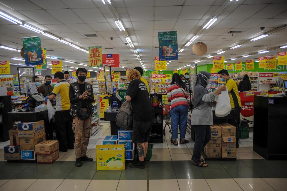 Warga membeli kebutuhan pokok di gerai swalayan Giant di Bandung, Jawa Barat, Kamis (27/5/2021). PT Hero Supermarket Tbk akan menutup seluruh gerai Giant di Indonesia pada akhir Juli mendatang akibat perilaku konsumen yang beralih dari ritel berkonsep hyp