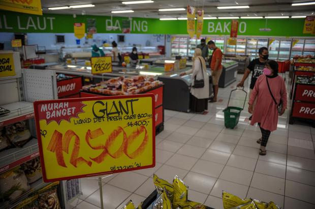 Keputusan PT Hero Supermarket Tbk menutup gerai retail Giant dianggap tidak akan menguntungkan pengelola gerai raksasa lain. 