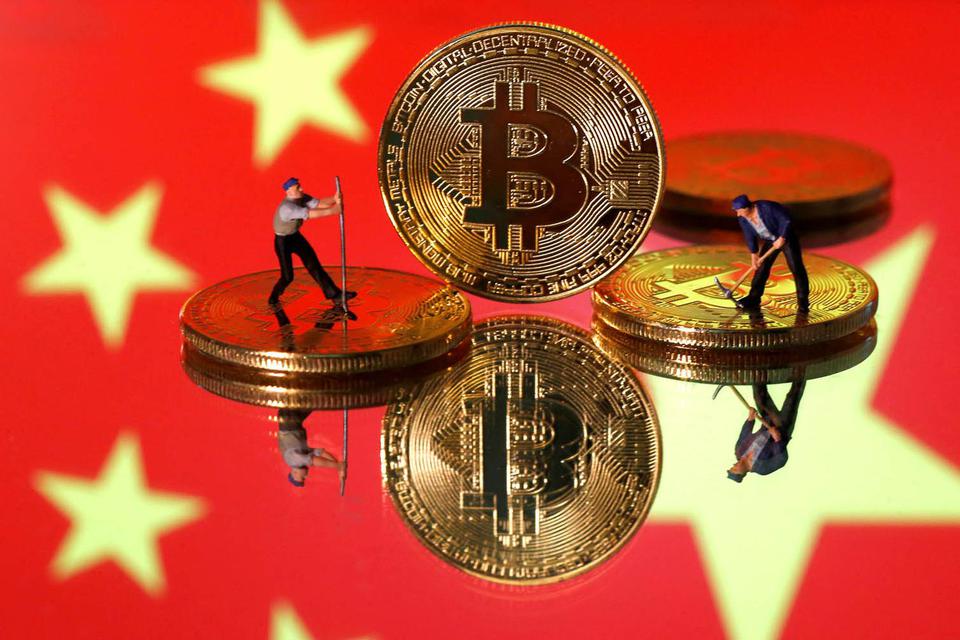 Dado Ruvic/Illustration/File Photo ARSIP FOTO: Patung mainan kecil terlihat sebagai representasi mata uang virtual Bitcoin dipajang di depan gambar bendera China dalam foto ilustrasi, 9 April 2019. uang kripto