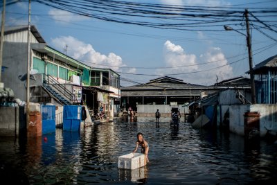 Banjir Rob Genangi Kawasan Pesisir Jakarta Usai Gerhana Bulan