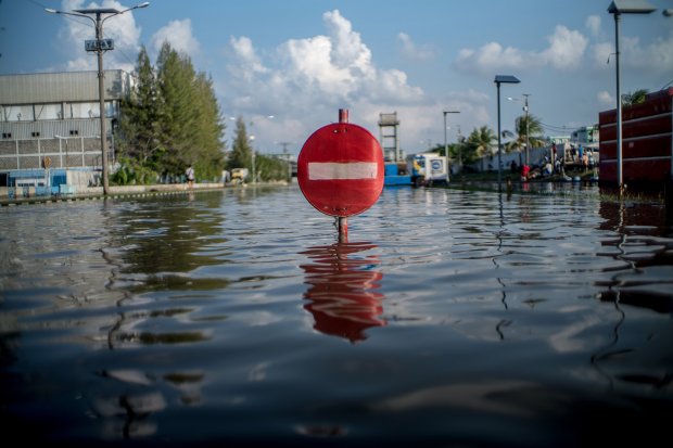 Banjir Rob Genangi Kawasan Pesisir Jakarta Usai Gerhana Bulan