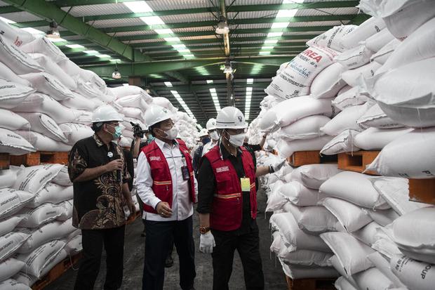Menteri Pertanian Syahrul Yasin Limpo (kanan) didampingi Direktur Utama PT Pupuk Sriwidjaja (Pusri) Tri Wahyudi (tengah) meninjau gudang penyimpanan pupuk milik PT Pupuk Sriwidjaja (Pusri) Palembang, Sumatera Selatan, Jumat (28/5/2021). Dalam kunjungannya