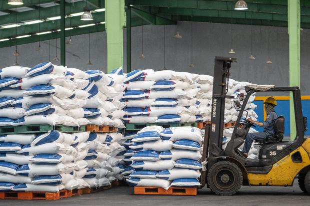 Pekerja menggunakan alat berat untuk memindahkan tumpukan pupuk di pabrik pengantongan PT Pupuk Sriwidjaja (Pusri) Palembang, Sumatra Selatan, Jumat (28/5/2021). PT Pupuk Sriwidjaja (Pusri) Palembang memastikan stok pupuk bersubsidi untuk memenuhi kebutu