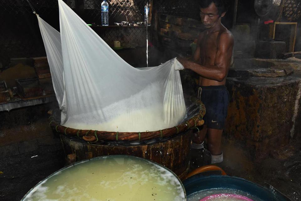Pekerja menyaring sari kedelai dalam proses pembuatan tahu di Kampung Pejaten, Kramatwatu, Serang, Banten, Sabtu (29/5/2021). Pengusaha tahu dan tempe setempat mengeluhkan kenaikan harga kedelai sejak sepekan terakhir dari Rp9.500 menjadi Rp11.700 per kil