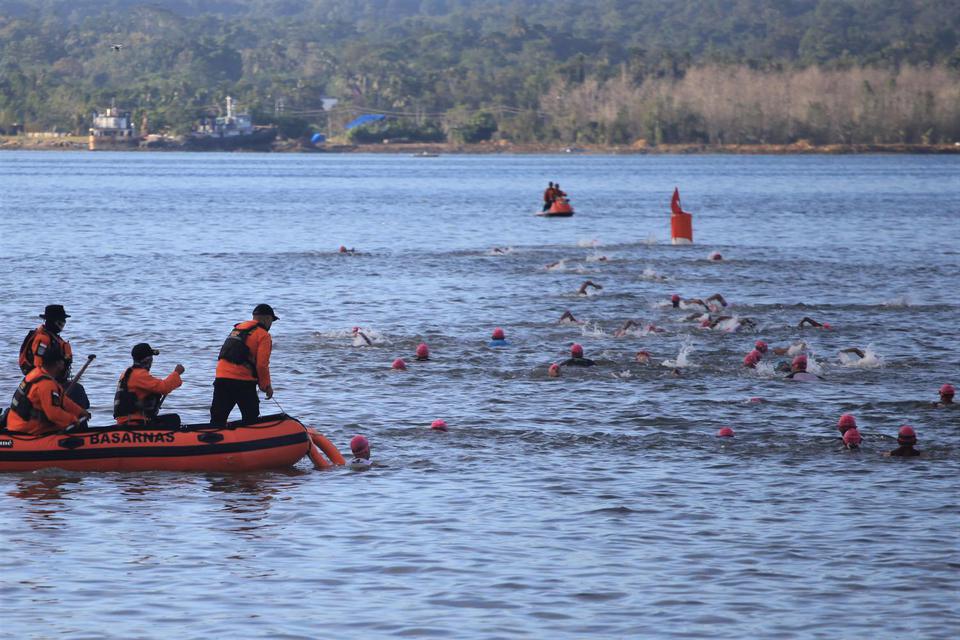 Puluhan peserta Kendari Triathlon berenang di Teluk Kendari, Kendari, Sulawesi Tenggara, Sabtu (29/5/2021). Sebanyak 47 orang peserta mengikuti Kendari Triathlon 2021 dengan jarak lebih 7 kilometer dan kegiatan ini merupakan kerjasama Pemerintah Kota Kend