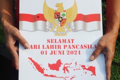 Sebagai ideologi nasional bangsa indonesia pancasila berperan sebagai
