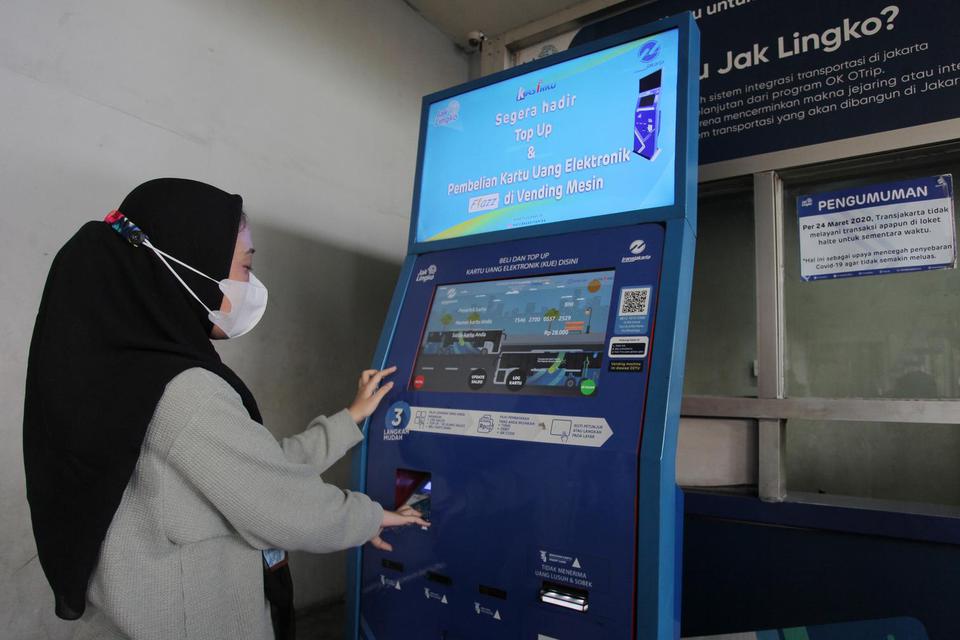 Warga mengisi ulang kartu Jaklingko di kawasan Tanah Abang, Jakarta, Selasa (1/6/2021). PT. MRT Jakarta (Perseroda) dan Transjakarta melalui Jak Lingko tengah mematangkan integrasi pembayaran tiket untuk memudahkan mobilisasi penumpang yang rencananya dil