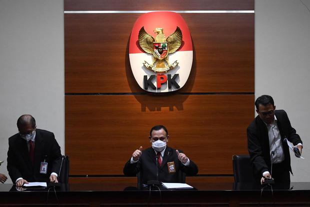 Ketua Komisi Pemberantasan Korupsi (KPK) Firli Bahuri (tengah) mengacungkan jempol usai menyampaikan keterangan terkait pelantikan pegawai KPK menjadi Aparatur Sipil Negara (ASN) di gedung KPK, Jakarta, Selasa (1/6/2021). 