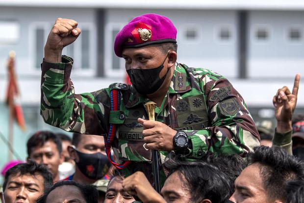 Komandan Batalyon Intai Amfibi-1 (Yontaifib-1) Korps Marinir Letkol (Mar) Muhammad Abdilah (tengah) dibopong prajurit usai pengumuman Lomba Pentathlon Marinir di Kesatrian Marinir Baroto Sardadi, Marunda, Jakarta, Rabu (2/6/2021). Lomba Pentathlon Marinir