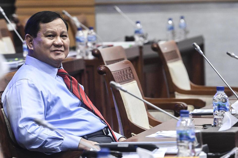 Menhan Prabowo Subianto bersiap mengikuti rapat kerja dengan Komisi I DPR di Kompleks Parlemen, Senayan, Jakarta, Rabu (2/6/2021). Rapat tersebut beragendakan pembahasan anggaran dan rencana pembelian alat utama sistem persenjataan atau alutsista yang men