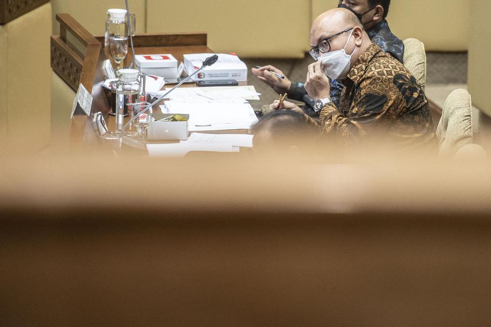Ketua KPU Ilham Saputra mengikuti rapat dengar pendapat dengan Komisi II DPR di Kompleks Parlemen, Senayan, Jakarta, Kamis (3/6/2021). Rapat tersebut mengevaluasi pelaksanaan anggaran tahun 2021 dan pembicaraan pendahuluan Pembahasan RAPBN serta rencana k