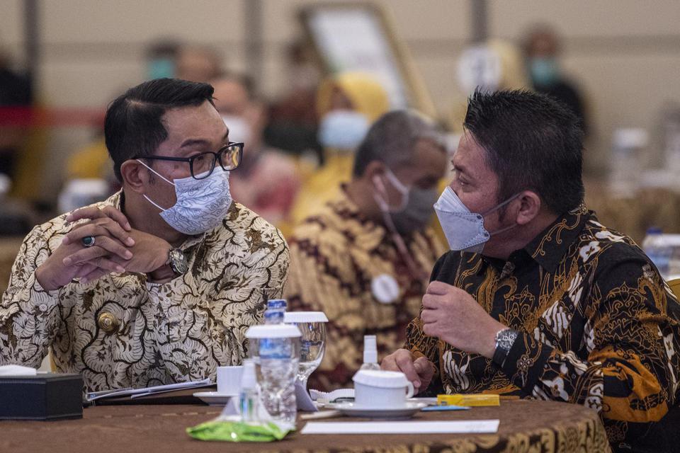 Ketua Asosiasi Daerah Penghasil Migas dan Energi Terbarukan (ADPMET) yang juga Gubernur Jawa Barat Ridwan Kamil (kiri) berbincang dengan Gubernur Sumatera Selatan Herman Deru (kanan) saat menghadiri Rapat Kerja Nasional dan Sosialisasi Hasil Munas ADPMET