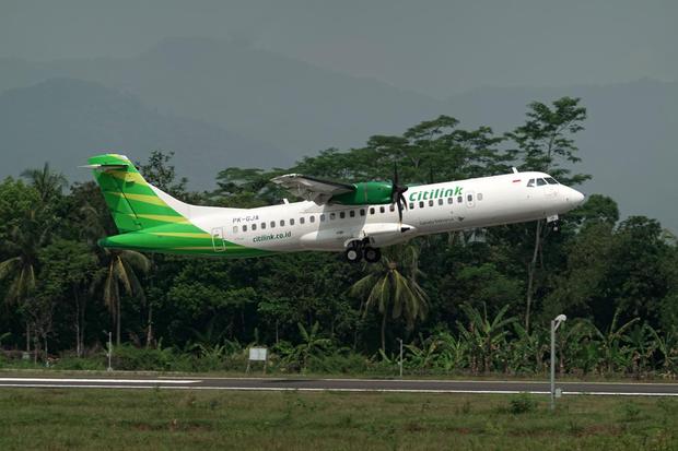 Pesawat ATR 72-600 milik maskapai penerbangan Citilink melakukan penerbangan komersil perdana di Bandara Jenderal Besar Soedirman (JBS), Purbalingga, Jawa Tengah, Kamis (3/6/2021). 