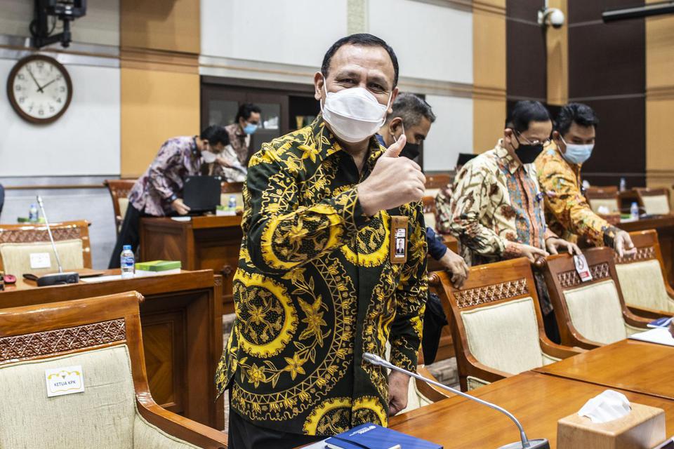 Ketua Komisi Pemberantasan Korupsi (KPK) Firli Bahuri (kiri) bersiap mengikuti rapat dengar pendapat dengan Komisi III DPR di Kompleks Parlemen, Senayan, Jakarta, Ksmia (3/6/2021). KPK menegaskan dukungannya untuk kepastian hukum dunia usaha guna mend