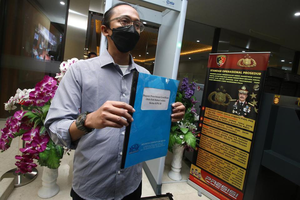 Peneliti Indonesia Corruption Watch (ICW) Wana Alamsyah menunjukan dokumen laporan saat tiba di Bareskrim Polri, Jakarta, Kamis (3/6/2021). ICW melaporkan Ketua KPK Firli Bahuri ke Bareskrim Polri atas dugaan penerimaan gratifikasi.