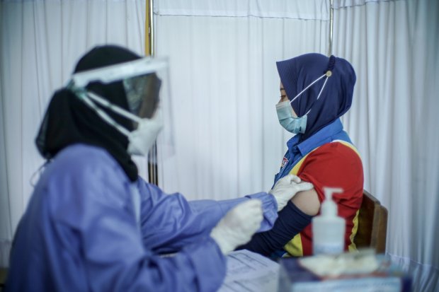 Petugas medis menyuntikan vaksin astrazeneca kepada warga RT 03/RW 03, Kelurahan Cilangkap, Cipayung, Jakarta Timur,Kamis (3/6/2021). 