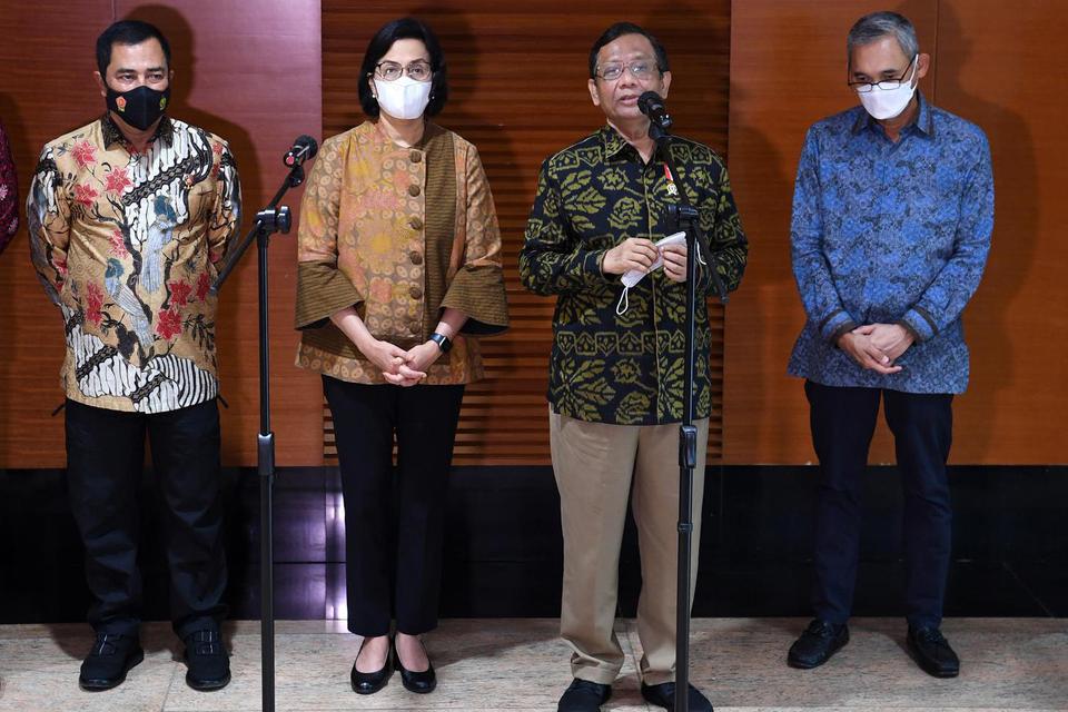 Menko Polhukam Mahfud MD (kedua kanan) didampingi Menteri Keuangan Sri Mulyani (kedua kiri), Kabareskrim Komjen Pol Agus Andrianto (kiri) dan Ketua Satgas Penanganan Hak Tagih Negara Dana Bantuan Likuiditas Bank Indonesia (BLBI) Rionald Silaban menyampaik