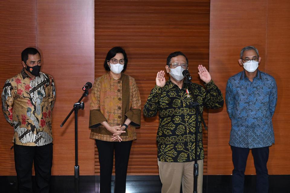 Menko Polhukam Mahfud MD (kedua kanan) didampingi Menteri Keuangan Sri Mulyani (kedua kiri), Kabareskrim Komjen Pol Agus Andrianto (kiri) dan Ketua Satgas Penanganan Hak Tagih Negara Dana Bantuan Likuiditas Bank Indonesia (BLBI) Rionald Silaban menyampaik