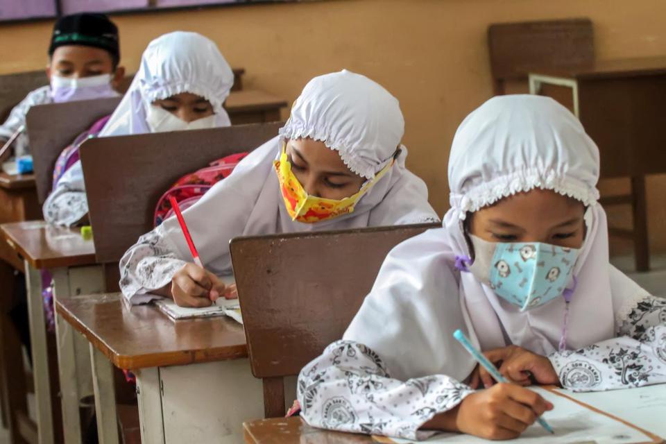 Sejumlah murid mengikuti Ujian Akhir Sekolah (UAS) di Sekolah Dasar Negeri-1 Lhokseumawe, Aceh, Jumat (3/6/2021). Di tengah pandemi dan terus meningkatnya kasus COVID-19, Ujian Akhir Sekolah (UAS) di daerah itu tetap berlangsung dengan pembatasan jumlah m