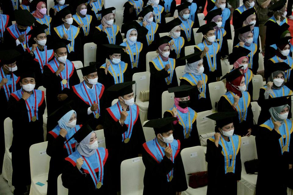 Sejumlah wisudawan Universitas Islam Makassar (UIM) mengikuti wisuda tatap muka di kampus UIM, Makassar, Sulawesi Selatan, Sabtu (5/6/2021). Presiden Joko Widodo meminta perguruan tinggi untuk terus melakukan peremajaan diri.