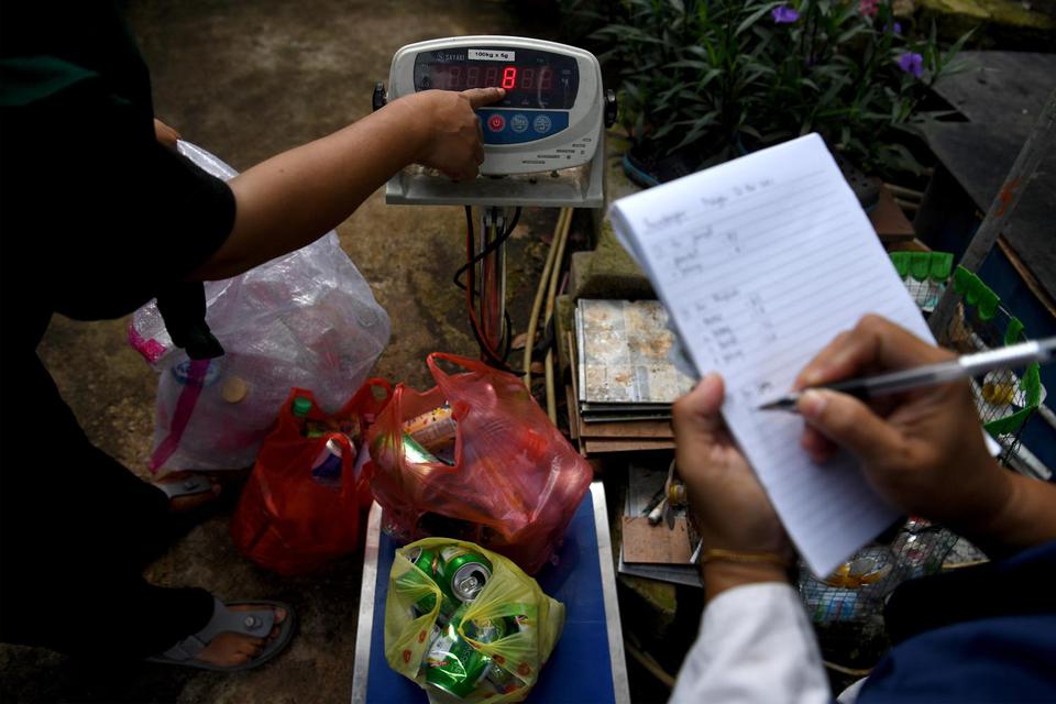 Nasabah menimbang sampah di Bank Sampah Tri Alam Lestari, Pesanggrahan, Jakarta Selatan, Sabtu (5/6/2021). Manfaat bank sampah di Jakarta diharapkan mampu menangani persoalan sampah Ibu Kota.