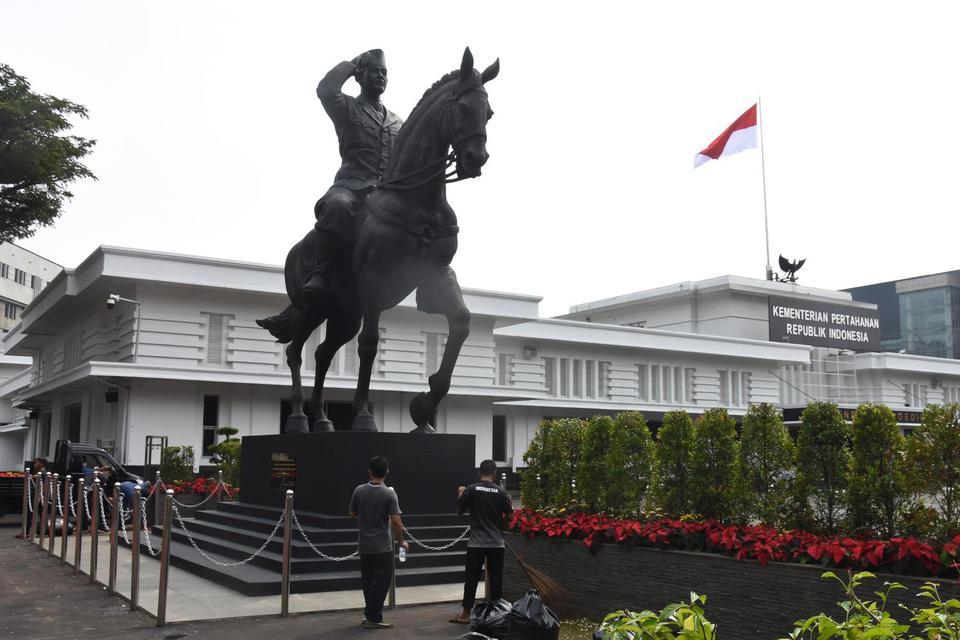 Patung Bung Karno menunggang kuda berdiri di kompleks kantor Kementerian Pertahanan, Minggu (6/6/2021).