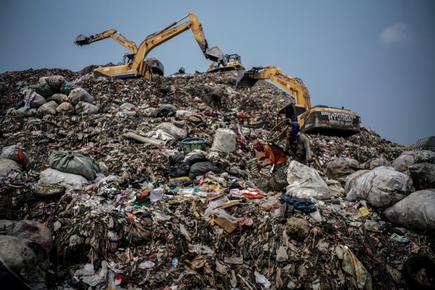 Pemungut sampah memilah sampah rumah tangga yang bisa dimanfaatkan untuk dijual kembali di Tempat Pengolahan Sampah Terpadu (TPST) Bantar Gebang, Bekasi, Jawa Barat (5/6/2021). Tempat pembuangan akhir (TPA) atau landfill adalah tempat untuk membuang sampa