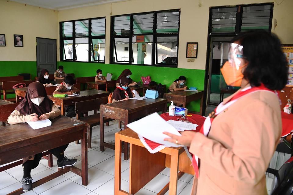 Sejumlah murid mengerjakan soal Penilaian Akhir Tahun (PAT) saat menjalani uji coba pembelajaran tatap muka (PTM) tahap 2 di SDN Kebayoran Lama Selatan 17 Pagi, Jakarta, Rabu (9/6/2021). Berdasarkan survei, efektivitas pembelajaran daring masih dipertanya