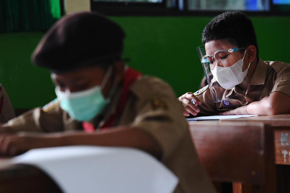 Sejumlah murid mengerjakan soal Penilaian Akhir Tahun (PAT) saat menjalani uji coba pembelajaran tatap muka (PTM) tahap 2 di SDN Kebayoran Lama Selatan 17 Pagi, Jakarta, Rabu (9/6/2021). Dinas riset Pendidikan DKI Jakarta menggelar uji coba pembelajaran t