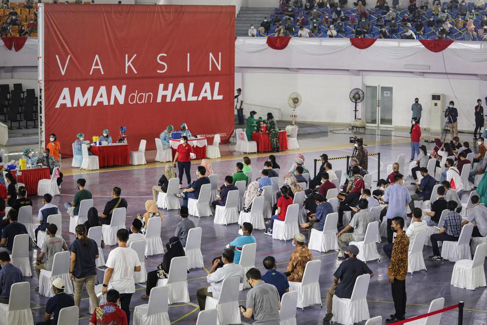 Sejumlah warga mengikuti vaksinasi massal di Sport Center Kelapa Dua, Kabupaten Tangerang, Banten, Rabu (9/6/2021). Sebanyak 10.000 masyarakat umum, lansia, pralansia dan pelayan publik mengikuti vaksinasi massal sebagai upaya penanggulangan penyebaran CO