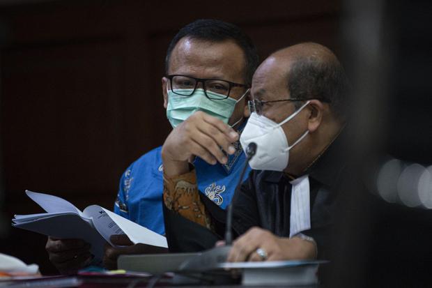 Terdakwa kasus dugaan suap izin ekspor benih lobster tahun 2020 yang juga mantan Menteri Kelautan dan Perikanan Edhy Prabowo (kiri) berdiskusi dengan salah satu kuasa hukumnya di sela sidang lanjutan di Pengadilan Tipikor, Jakarta, Rabu (9/6/2021).