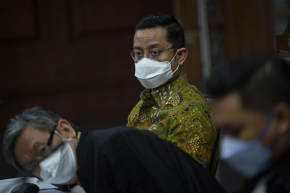 Terdakwa yang juga mantan Menteri Sosial Juliari Batubara (tengah) mengikuti jalannya sidang lanjutan kasus korupsi Bantuan Sosial (Bansos) COVID-19 di Pengadilan Tipikor, Jakarta, Rabu (9/6/2021). Sidang tersebut beragendakan mendengarkan 11 saksi yang d
