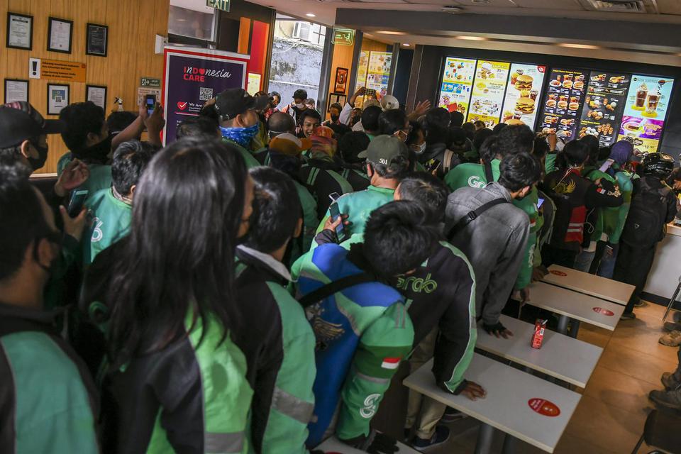 Pengemudi ojek online memadati gerai McDonald’s Raden Saleh di Jakarta, Rabu (9/6/2021). Pengemudi berharap pemerintah menambah jam buka restoran, termasuk restoran cepat saji selama PPKM Level 4.