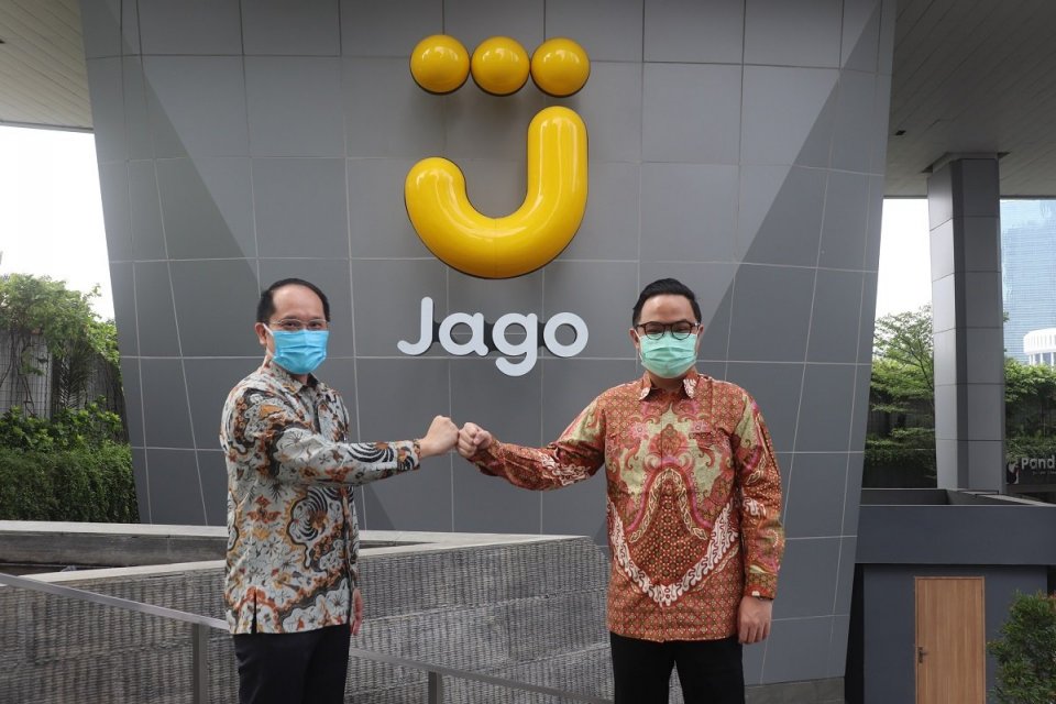 Head of Partnership Lending Acquisition Bank Jago Michael Jermia Tjahjamulia (kiri) dan Direktur Utama Modal Rakyat Hendoko Kwik saat penandatanganan kerja sama kedua perusahaan, Selasa (15/6/2021).