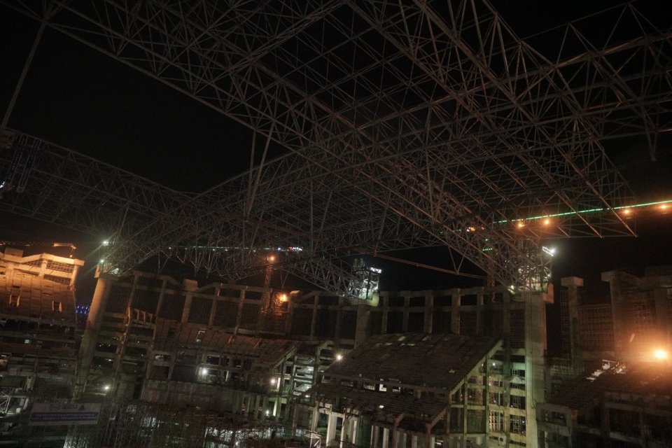 Anak usaha PT Wijaya Karya (Persero) Tbk, PT Wijaya Karya Industri & Konstruksi dan PT Binatama Akrindo mulai mengangkat struktur atap yang bisa dibuka-tutup (retreactable roof) untuk Jakarta International Stadium, Kamis (17/6) malam.