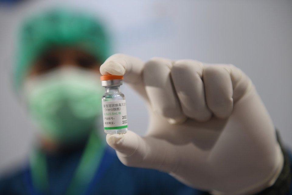 Petugas medis menunjukkan vaksin sinopharm di Sentra Vaksinasi Gotong Royong Perbanas, Lapangan Tenis Indoor Senayan, Jakarta, Sabtu (19/6/2021). Perhimpunan Bank Nasional (Perbanas) bekerjasama dengan Bio Farma dan Kimia Farma menyiapkan 130.000 dosis va