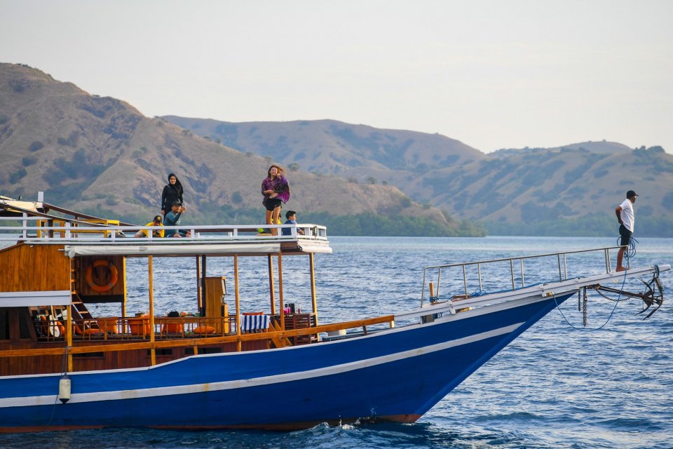 Sejumlah pengunjung menikmati eksotisme pemandangan Labuan Bajo menggunakan Kapal pinisi yang menjadi salah satu pilihan terbaik untuk mengunjungi destinasi favorit di Labuan Bajo, Lombok Timur, Nusa Tenggara Barat. Pandemi COVID-19 yang menghantam sekto
