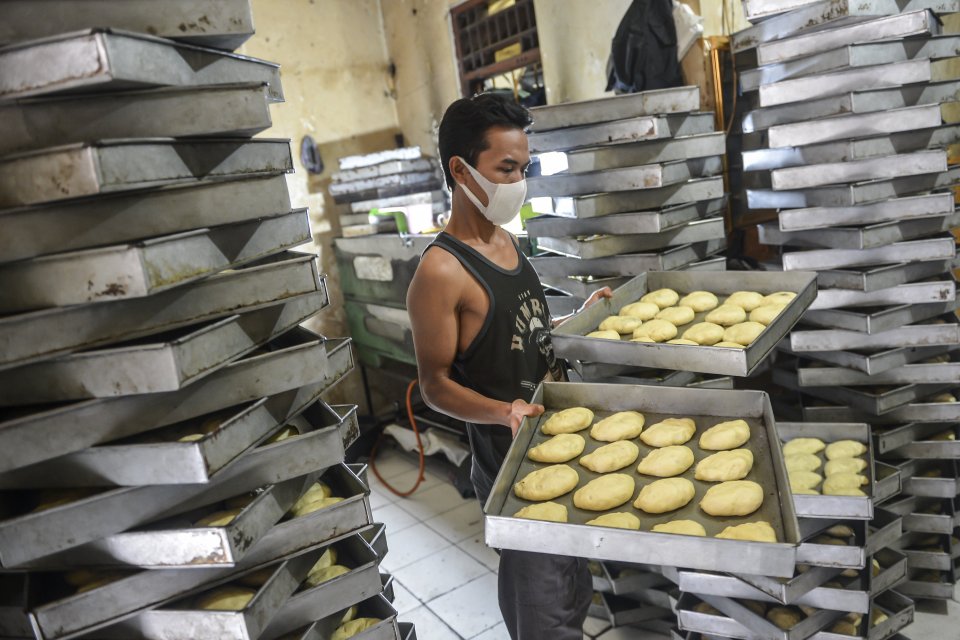Pekerja menyelesaikan pembuatan roti hangat di salah satu industri rumahan di kawasan Petamburan, Jakarta, Rabu (7/7/2021). Pengetahuan akan dunia bisnis menjadi kunci bagi pelaku UMKM untuk menggerakan bisnis di tengah pandemi ANTARA FOTO/M Risyal H