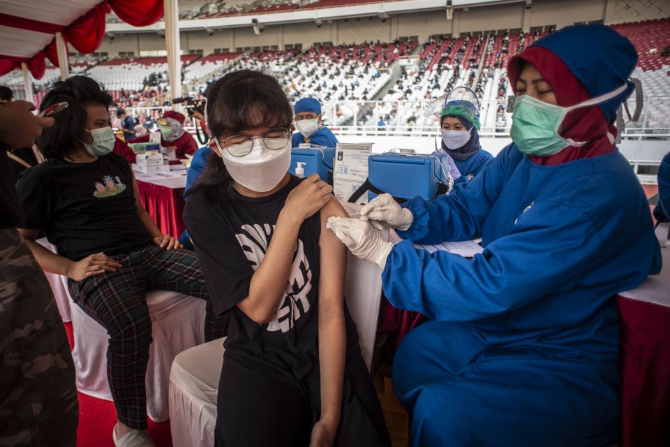 Petugas medis menyuntikan vaksin COVID-19 ke pada warga saat vaksinasi COVID-19 massal di Stadion Utama Gelora Bung Karno, Senayan, Jakarta, Sabtu (3/7/2021). Pemprov DKI Jakarta menggelar program Serbuan Vaksin Massal yang diperuntukan bagi warga minimal