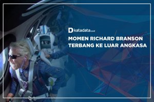 Momen Richard Branson Terbang ke Luar Angkasa