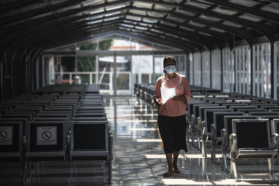 Warga bersiap mengikuti vaksinasi COVID-19 di Stasiun Jakarta Kota, Jakarta, Rabu (28/7/2021). Vaksinasi diharapkan bisa mencegah penyebaran kasus positif Covid-19, termasuk dari varian Delta. ANTARA FOTO/Aprillio Akbar/rwa.