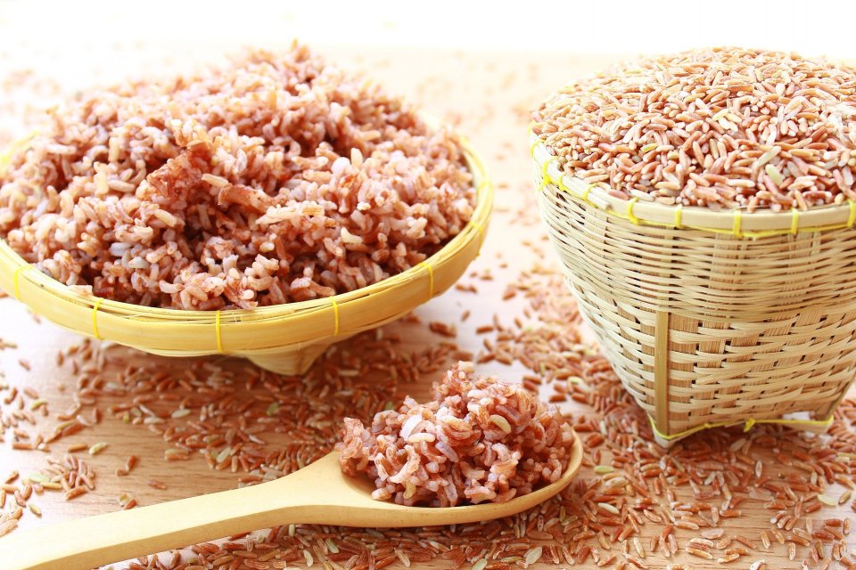 Nasi merah salah satu sumber karbohidrat yang bermanfaat untuk kesehatan tubuh.