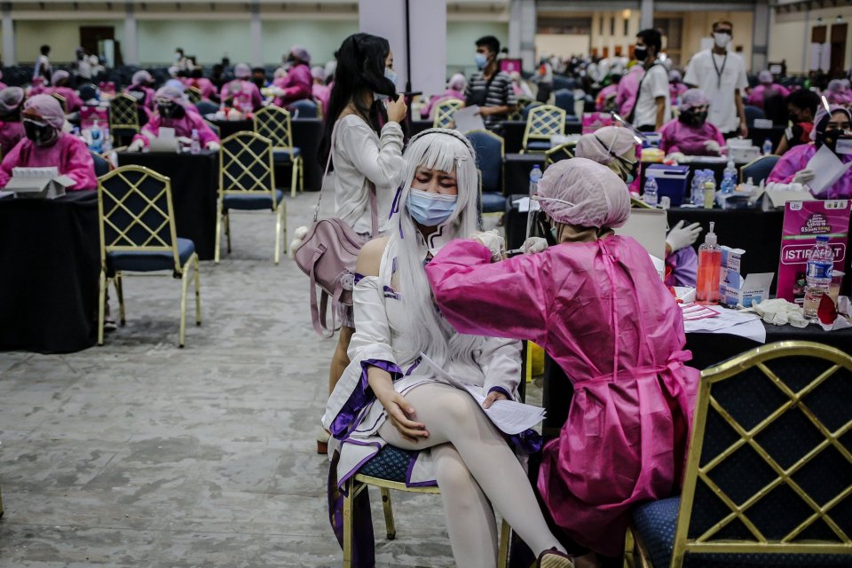 Tenaga kesehatan menyuntikkan vaksin COVD-19 kepada warga di Jakarta Convention Center (JCC), Senayan, Jakarta, Sabtu (31/7/2021). Kementerian Kesehatan mencatat per 31 Juli 2021 jumlah warga yang telah menerima vaksin COVID-19 untuk dosis pertama mencapa