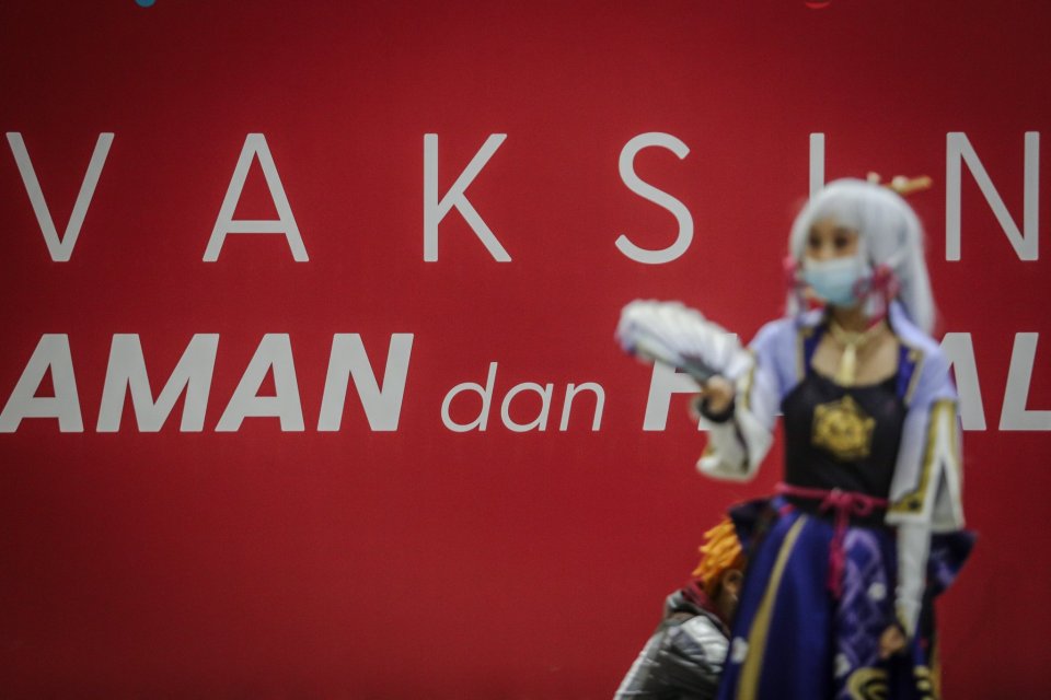 Warga menggunakan kostum cosplay karakter anime jepang mengikuti antrean untuk menjalani vaskinasi Covid-19 di Jakarta Convention Hall A dan B, Jakarta, Sabtu, (31/7/2021). Upaya mendorong target vaksinasi Kementerian Kesehatan mencapai 208.265.720 total 
