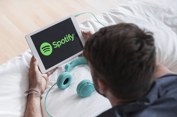 Ilustrasi mendengarkan musik di Spotify