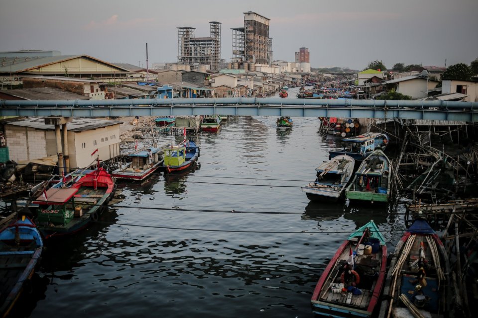 Kapal-kapal nelayan bersender di wilayah muara laut Cilincing, Jakarta Utara, Selasa, (3/8/2021). Faktor lain yang mempengaruhi rob adalah kenaikan muka air laut akibat pemanasan global dan penurunan muka tanah (land subsidence) akibat beban bangunan yang