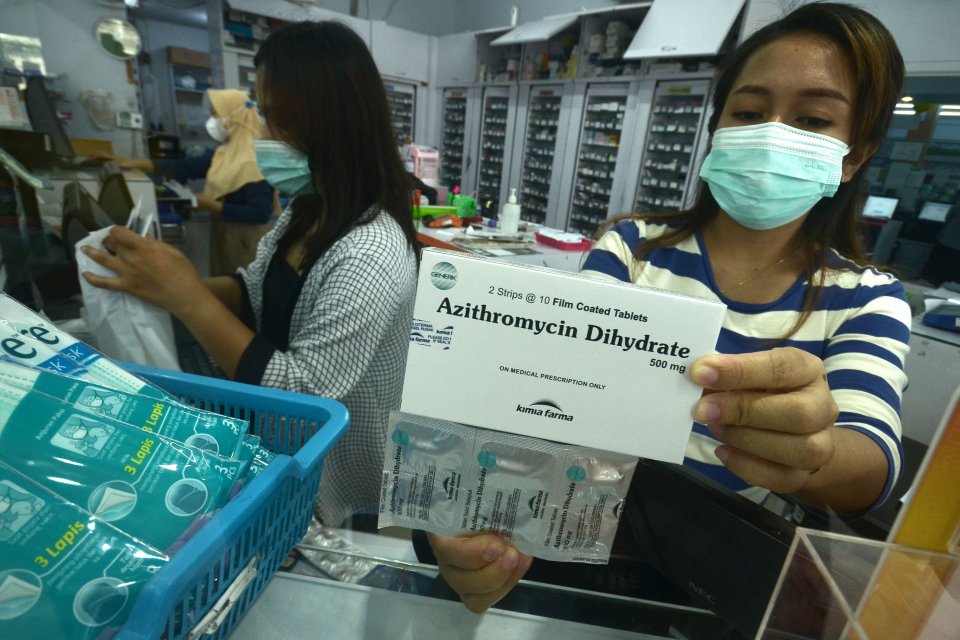 Apoteker memperlihatkan salah satu obat COVID-19 di salah satu apotek di Manado, Sulawesi Utara, Minggu (25/7/2021). Apoteker mewajibkan warga yang ingin membeli sebelas jenis obat-obatan COVID-19 dengan membawa resep dokter sebagai upaya menjaga ketersed