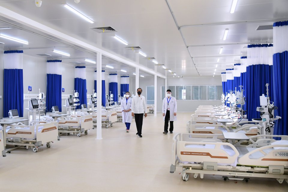 Presiden Joko Widodo (tengah) didampingi dua orang tenaga kesehatan meninjau sejumlah fasilitas usai meresmikan Rumah Sakit Modular Pertamina di Jakarta, Jumat (6/8/2021). Rumah Sakit khusus pasien COVID-19 yang berlokasi di kawasan Tanjung Duren tersebut